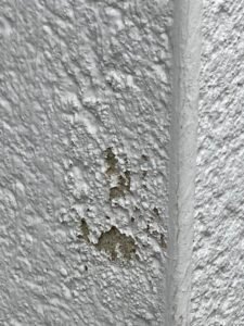 La peinture se décroche et n'assure plus son rôle d'étanchéité sur une façade 56000 VANNES