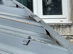 Désordre couverture bac acier avec fuite St HERBLAIN