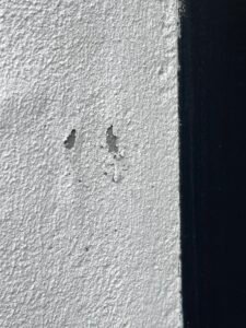 Au bout de 3 ans, la peinture se décolle avec présense d'humididité intérieure dans le doublage qui est responsable.