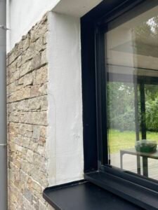 Au bout de 3 ans, la peinture se décolle avec présense d'humididité intérieure dans le doublage qui est responsable.