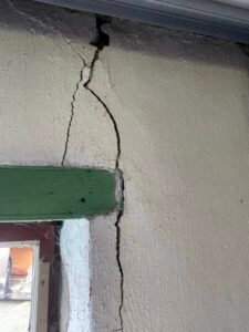 Comment identifier si les fissures sont d'origine du RGA / RETRAIT & GONFLEMENT des ARGILES sur 44000 NANTES.