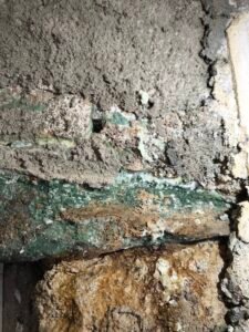 Rechercher d'où vient l'humidité avec début de mérule en déposant des doublages à la BAULE-ESCOUBLAC 44500 