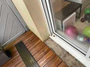 Fuite sous bavette de baie coulissantes. 44300 Nantes 