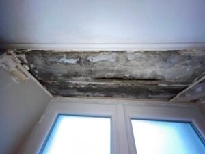 Vice caché suite à un achat qui s'est révélé au bout d'une année et a fait s'éffondrer un habillage placo sur fenêtre à 44500 LA BAULE