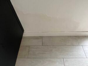 Fuite et humidité dans doublage venant de la terrasse extérieure et non de la menuiserie sur 44300 NANTES...