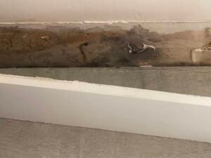 Fuite et humidité dans doublage venant de la terrasse extérieure et non de la menuiserie sur 44300 NANTES.